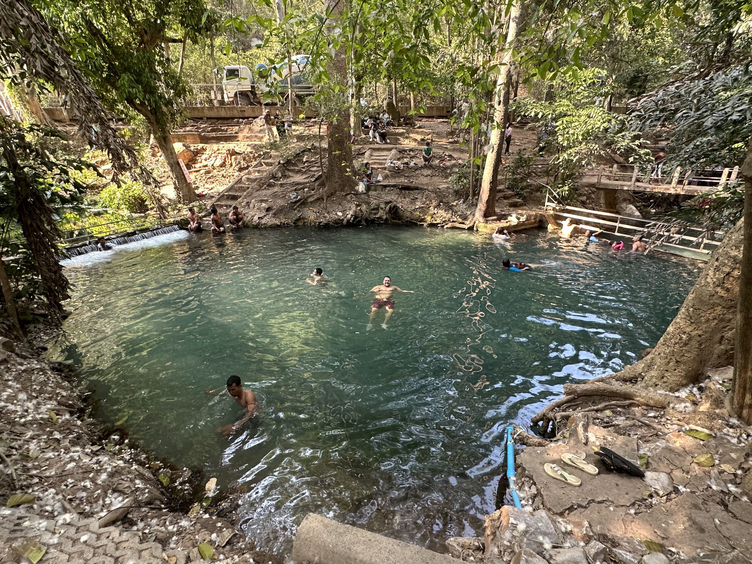 Schwimmen am Wasserfall vor der Fledermaushöhle