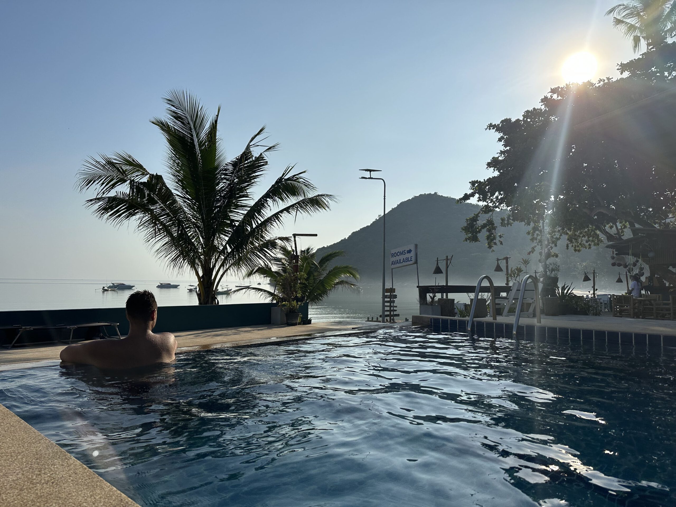 Pool mit Blick aufs Meer im Thong Nai Pan Yai Beach Resort