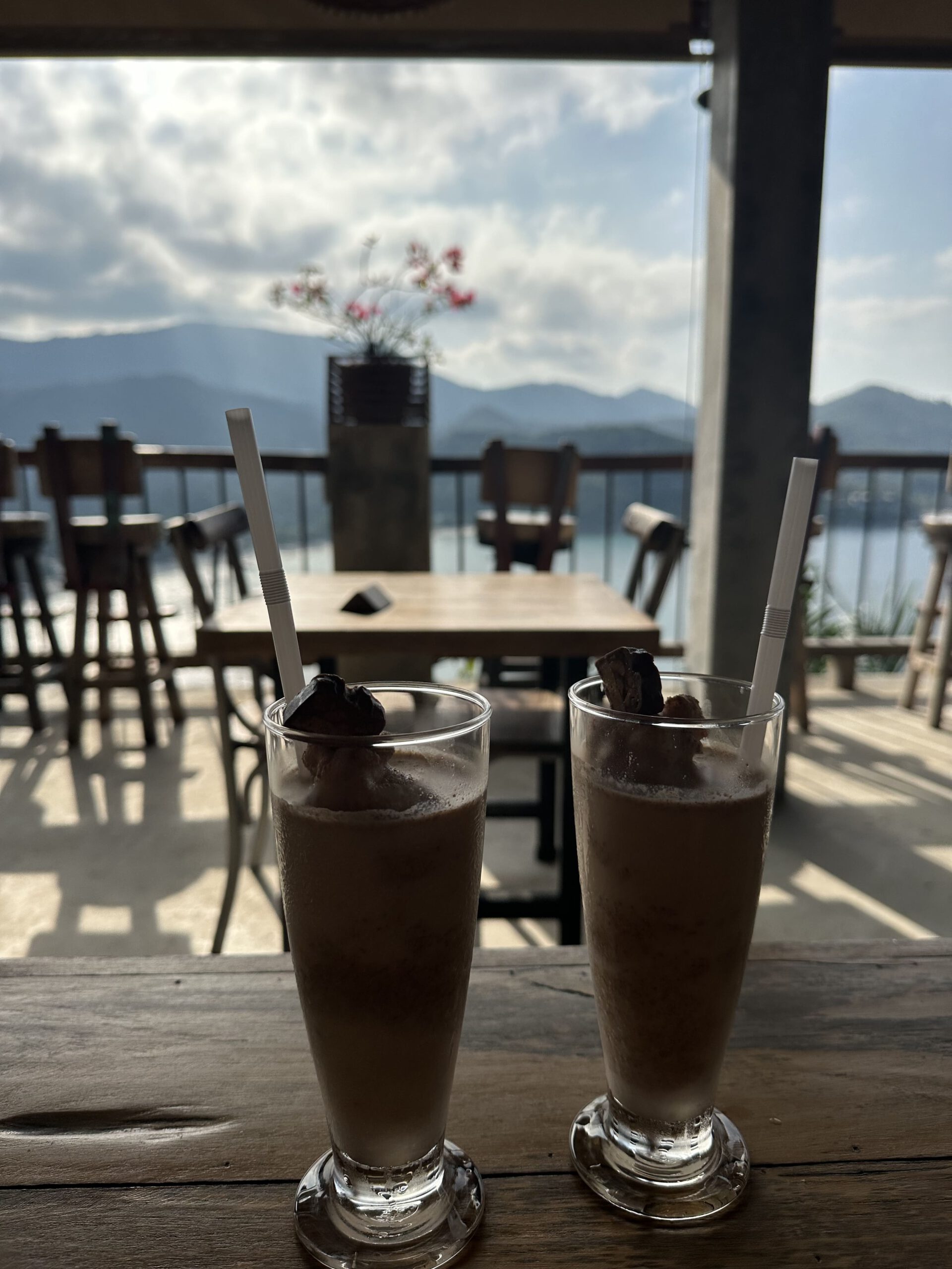 Lokal mit 2 Schokoladen-Milchshakes auf dem Tisch mit grandioser Aussicht über die darunterliegende Bucht