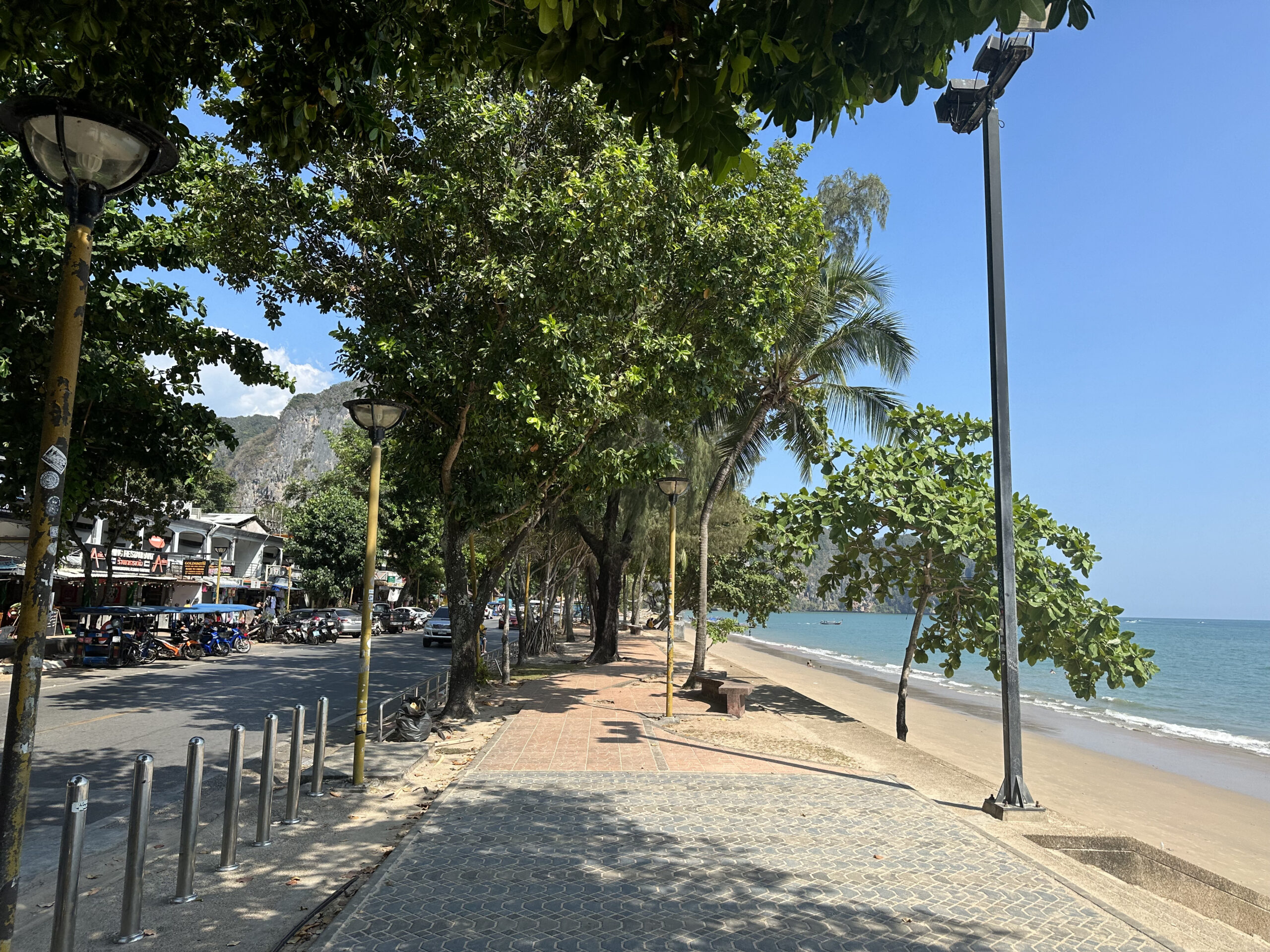 Strand und Promenade in Ao Nang